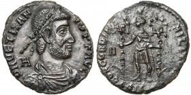 VETRANIO (350), AE AE 2, Siscia. D/ D N VETRAN-IO P F AVG B. diad., dr., cuir. à d. Derrière, A. R/ CONCORDIA- MILITVM/ A- /ASIS L'empereur en tenue m...
