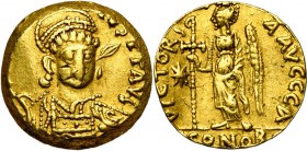 Justin Ier (518-527), solidus, 518-522, Constantinople. Off. A. D/ DN IVSTI-NVS PP AVG B. casqué, cuir. de f., ten. une lance et un bouclier. R/ VICTO...