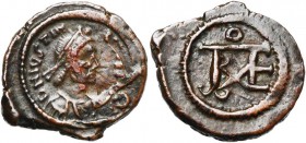 Justinien Ier (527-565), AE pentanummi, à partir de 537, Cherson. D/ B. diad., dr. et cuir. à d. R/ Monogramme de Cherson. Sear 197; D.O. 108; M.I.B. ...