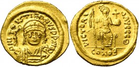 Justin II (565-578), AV solidus, Constantinople. Off. Θ. D/ B. casqué et cuir. de f., ten. un gl. nicéphore et un bouclier. R/ VICTORI-A AVCCCΘ/ CONOB...