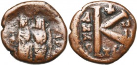 Tibère II Constantin (578-582), 1/2 follis, an 7, 580-581, Thessalonique. D/ Tibère et Anastasia trônant de f., Tibère ten. un gl. cr. et Anastasia un...