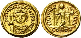 Maurice Tibère (582-602), AV solidus, 594-595, Carthage. 13e indiction. D/ B. casqué, cuir. de f., ten. un gl. cr. IΓ en fin de légende. R/ VICTORI-A ...