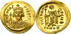Phocas (602-610), AV solidus, 607-610, Constantinople. Off. . D/ B. cour., dr., cuir. de f., ten. un gl. cr. R/ VICTORIA- AVG/ CONOB Ange deb. de f...