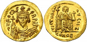 Phocas (602-610), AV solidus, 607-610, Constantinople. Off. Z. D/ B. diad., dr., cuir. de f., ten. un gl. cr. R/ VICTORIA- AVZ/ CONOB Ange deb. de f...