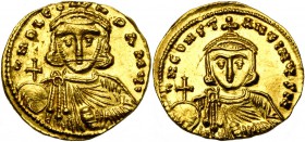 Léon III l'Isaurien (717-741), AV solidus, vers 725-732, Constantinople. D/ B. cour. de f. de Léon III, ten. un gl. cr. et l'akakia. En fin de légende...