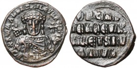 Romain Ier Lécapène (920-944), AE follis, 931-944, Constantinople. D/ B. cour. de f., ten. le labarum et un gl. cr. R/ Légende en quatre lignes. Sear ...