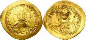 Constantin IX Monomaque (1042-1055), AV histamenon, Constantinople. D/ B. du Christ nimbé de f., bénissant et ten. les Evangiles. Deux croissants dans...