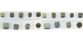lot de 9 poids monétaires en bronze (8 carrés et 1 circulaire), dont: 5 grammata (5,72 g); nomisma (4, dont un exemplaire gravé de la lettre M).
Beau...