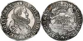 BRABANT, Duché, Philippe IV (1621-1665), AR ducaton, 1636, Anvers. Premier type. D/ B. cuirassé à d., une grande fraise au col. R/ Ecu couronné, tenu ...