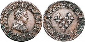 FRANCE, Royaume, Louis XIII (1610-1643), Cu double tournois, 1612A, Paris. 1er type. D/ B. enfantin à d., l. et cuir., au col plat. R/ Trois lis dans ...