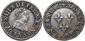 FRANCE, Royaume, Louis XIII (1610-1643), Cu double tournois, 1616A, Paris. 1er type. D/ B. enfantin à d., l. et cuir., au col plat. R/ Trois lis dans ...
