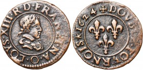 FRANCE, Royaume, Louis XIII (1610-1643), Cu double tournois, 1624O, Riom. 3e type. D/ Petit b. juvénile à d., l. et cuir., au col plat. R/ Trois lis d...