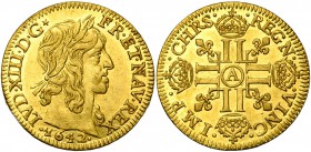 FRANCE, Royaume, Louis XIII (1610-1643), AV louis d'or à la mèche mi-longue, 1642A, Paris. D/ T. laurée à d. R/ Croix formée de huit L couronnés, cant...