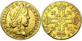 FRANCE, Royaume, Louis XIV (1643-1715), AV louis d'or à la mèche longue, 1652C, Saint-Lô. D/ T. enfantine laurée à d. R/ Croix formée de huit L couron...