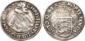 DANEMARK, Christian IV (1588-1648), AR 1 Mark, 1607, Copenhague. D/ B. cour. et cuir. à d. R/ Ecu posé sur deux palmes, sous la valeur. Hede 93. 6,05g...