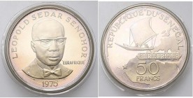 SENEGAL, République (1960-), AR 50 francs, 1975. Léopold Sedar Senghor - Eurafrique. K.M. 5. Ecrin.
Flan poli