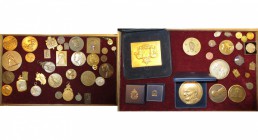 BELGIQUE, lot de 58 médailles présentées en 2 plateaux, dont: 1914, Devreese, Reconnaissance de la Belgique envers les Etats-Unis; 1914, Jourdain, Hom...