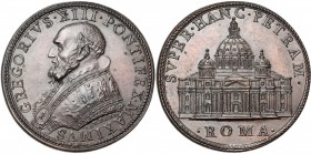 ITALIE, ETATS PONTIFICAUX, AE médaille, s.d., L. Fragni (Parmense). Grégoire XIII (1572-1585). D/ B. à g. R/ SVPER HANC PETRAM/ ROMA Vue de la basiliq...