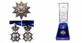 BELGIQUE, Ordre de Léopold II, ensemble de grand-croix, modèle unilingue: plaque, bijou et écharpe. Manques aux émaux. Ecrin anonyme. Avec diplôme d'a...
