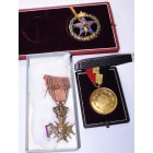 BELGIQUE, lot de 3 décorations: médaille d'honneur des Assurances "La Belgique" (AE doré, 41 mm, avec ruban tricolore, écrin); croix de guerre 1940 (a...