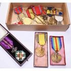 BELGIQUE, lot de 10 décorations et 6 miniatures, la plupart relatives à la guerre 1914-1918: chevalier de l’ordre civil unilingue de Léopold (avec ray...