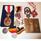 BELGIQUE, lot de 10 décorations, plaquette et insignes de la Croix-Rouge: 3 médailles à l’effigie de Léopold II frappées par le premier comité bruxell...