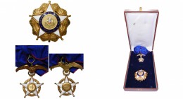 CHILI, Médaille du Mérite (Medalla al Mérito), ensemble de grand-croix, 5e modèle (1929): plaque, bijou et écharpe. Ecrin Hours (Santiago). Avec diplô...
