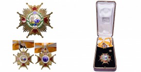 ESPAGNE, Ordre d’Isabelle la Catholique, ensemble de grand-croix, modèle 1938-1975: plaque (manques aux émaux), bijou, écharpe et plaque miniature. Ec...