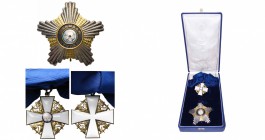 FINLANDE, Ordre de la Rose blanche, ensemble de grand-croix, 2e modèle civil: plaque, bijou et écharpe. Ecrin Tillander à Helsinki. Avec diplôme d'att...