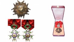 FRANCE, Ordre de la Légion d’honneur, ensemble de grand-croix, modèle de la Cinquième République: plaque, bijou (émaux brisés) et écharpe. Ecrin anony...