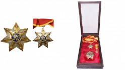 INDONESIE, Ordre de la République (Bintang Republik), ensemble de 1e classe: plaque, bijou, écharpe et miniature. Ecrin en bois précieux marqué "BRI U...