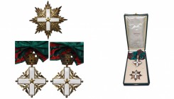 ITALIE, Ordre du Mérite de la République, créé en 1951, ensemble de grand-croix: bijou, écharpe et plaque. Ecrin Cravanzola (Rome). Avec diplôme d'att...