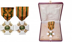LUXEMBOURG, Ordre de la Couronne de Chêne, croix d'officier en or, avec ruban. Ecrin dépareillé.
