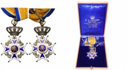 PAYS-BAS, Ordre d’Orange-Nassau, croix de commandeur, modèle civil, avec cravate. Petites taches. Ecrin Goudsmit (La Haye) taché.
