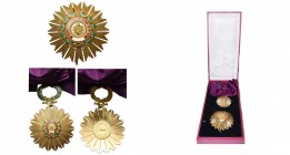 PEROU, Ordre du Soleil, ensemble de grand-croix: plaque, bijou et écharpe. Ecrin anonyme. Avec diplôme d'attribution en date du 10 juin 1969.