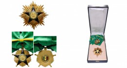 SENEGAL, Ordre du Mérite, ensemble de grand-croix: plaque, bijou et écharpe. Petites taches. Ecrin Arthus Bertrand (Paris). Avec diplôme d'attribution...