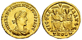 Valentinian II. Solidus. 376-377 AD. Trier. (Ric-IX 39e). (Depeyrot-45/3). Anv.: D N VALENTINIANVS IVN P F AVG, pearl-diademed, draped and cuirassed b...