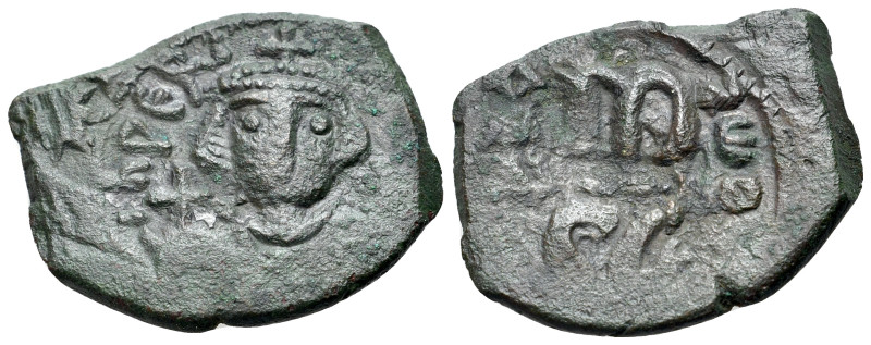 Constans II (641-668). Æ 40 Nummi (25mm, 4.70g, 12h). Syracuse, 641-644. Crowned...