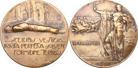 Medaglia 1918 celebrante la vittoria nella Prima Guerra Mondiale. D/ ...SCELERIS VESTIGIA... / IRRITA PERPETVA SOLVENT / FORMIDINE TERRAS. Corpo mutil...