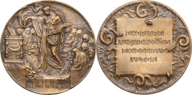 Medaglia realizzata nella prima metà del XX sec. per celebrare i soldati caduti in battaglia. D/ Figura femminile monumentale, velata e classicheggian...