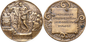 Medaglia realizzata nella prima metà del XX sec. per celebrare i soldati caduti in battaglia. D/ figura femminile monumentale, velata e classicheggian...