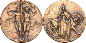 Medaglia realizzata nella prima metà del XX sec. per il Ministero della Pubblica Istruzione. D/ Due giovani atleti in piedi reggono bandiera; ai lati ...