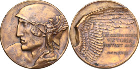 Medaglia realizzata nella prima metà del XX sec., celebrante la vittoria nella Prima Guerra Mondiale. D/ Busto maschile elmato a sinistra che tiene st...