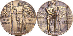 Medaglia realizzata nella prima metà del XX sec. celebrante per la Fanteria. D/ Fante in piedi di fronte tra due figure femminili; ai lati, su due bas...