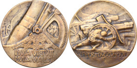 Medaglia realizzata nella prima metà del XX sec. celebrante il coraggio degli artiglieri. D/ Dettaglio di un cannone, sotto: INVIA VIRTVTI / NVLLA VIA...