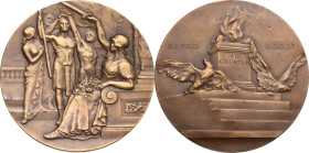 Medaglia realizzata nella prima metà del XX sec.. D/ La figura allegorica dell'Italia elmata seduta in trono verso sinistra, impone spada su capo di m...