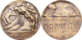 Medaglia realizzata nella prima metà del XX sec. per la celebrazione della conquista della Libia. D/ Quattro marinai intenti a far salpare una barca c...