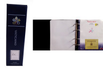 ACCESSORI Album Vaticano per i 2 euro dal 2004 al 2018, con schede descrittive, senza custodia esterna Alla spedizione di questo lotto in Italia vanno...