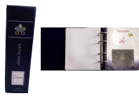 ACCESSORI Album Vaticano per serie dal 2002 al 2018, con schede descrittive, senza custodia esterna Alla spedizione di questo lotto in Italia vanno ag...