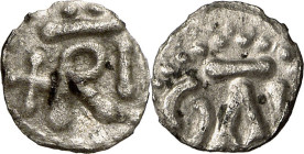 Époque de CHARLES MARTEL et de PÉPIN, maires du Palais (736-751). Denier, Troyes (Aube). 
Argent. 0,73g. (12h). Très Beau à Superbe. Rare. A/. +TRI s...